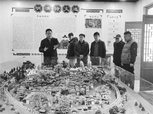 李兆辉解说村子的规划和发展历程